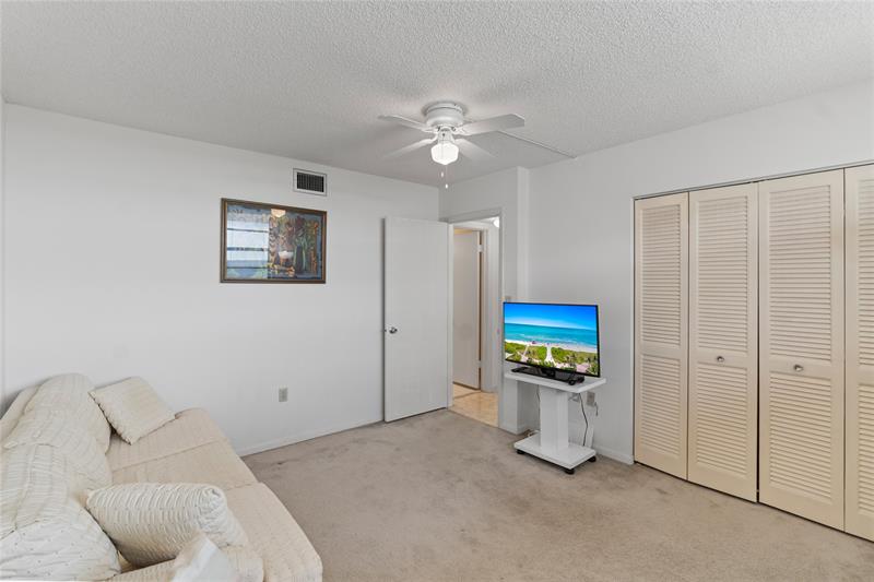 Image 17 of 38 For 900 Colony Point Cir  511