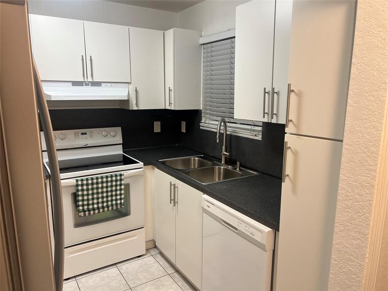 Image 3 of 11 For 7011 29th Ave  204