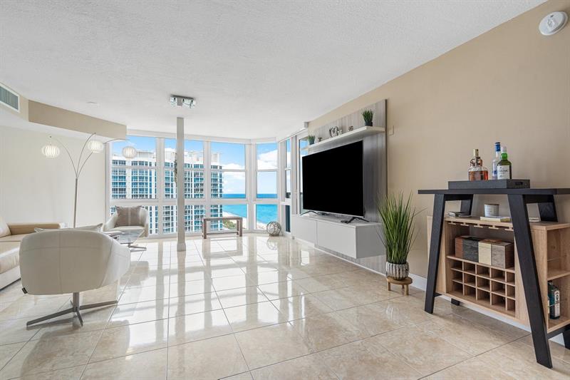 Image 10 of 52 For 6423 Collins Ave  1608