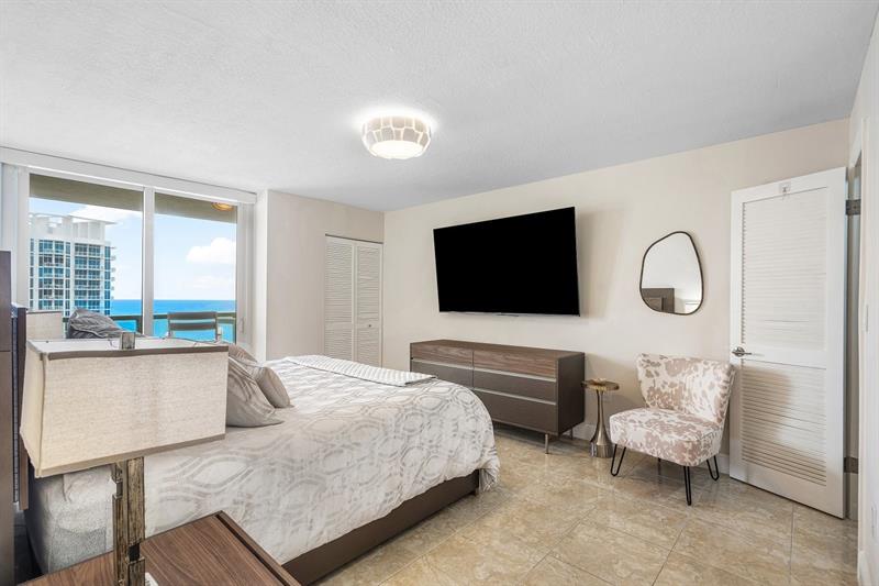 Image 11 of 52 For 6423 Collins Ave  1608