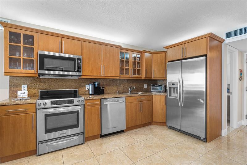 Image 12 of 52 For 6423 Collins Ave  1608