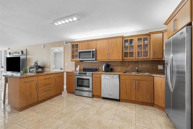 Image 13 of 52 For 6423 Collins Ave  1608
