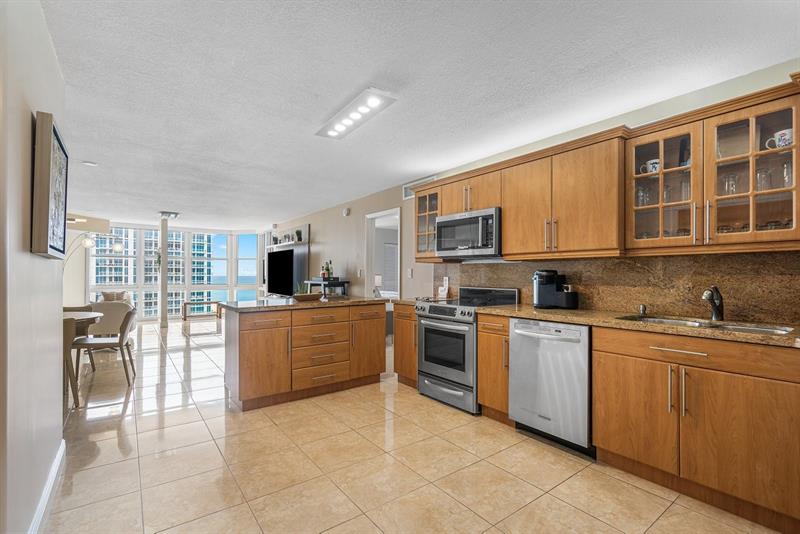Image 14 of 52 For 6423 Collins Ave  1608