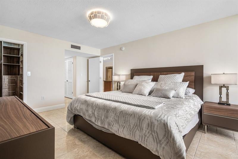 Image 22 of 52 For 6423 Collins Ave  1608
