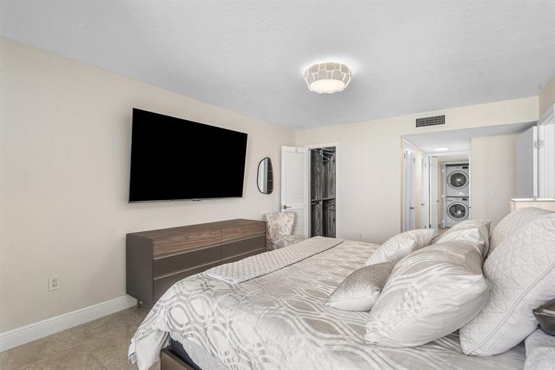 Image 23 of 52 For 6423 Collins Ave  1608