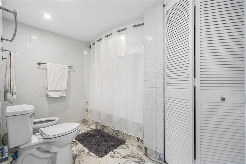 Image 29 of 52 For 6423 Collins Ave  1608
