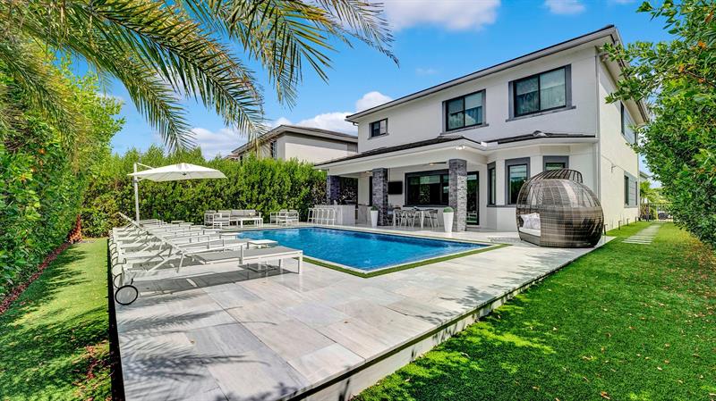 Image 21 of 52 For 10800 Windward St