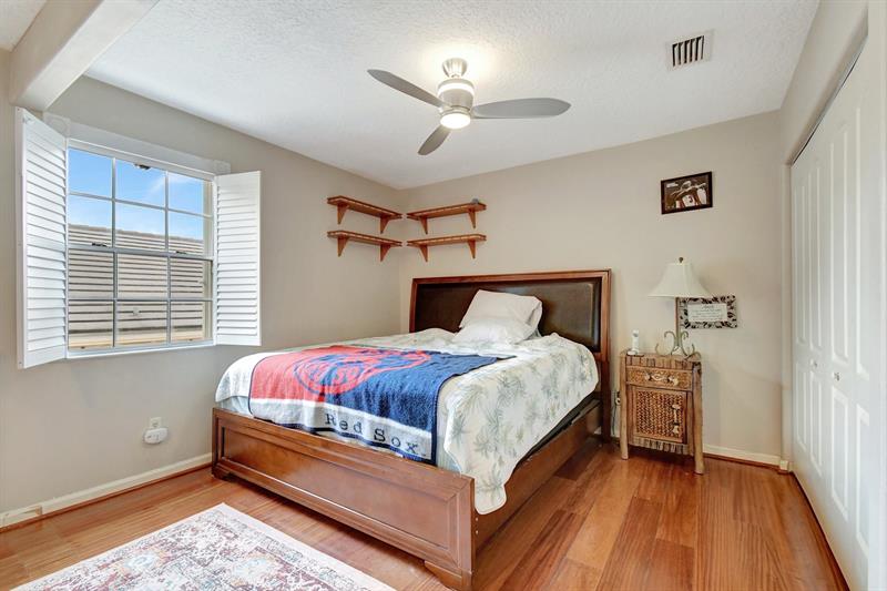 Image 22 of 50 For 2811 Montevideo Ave