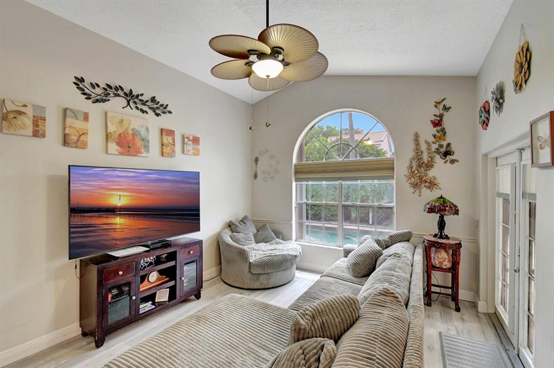 Image 9 of 50 For 2811 Montevideo Ave