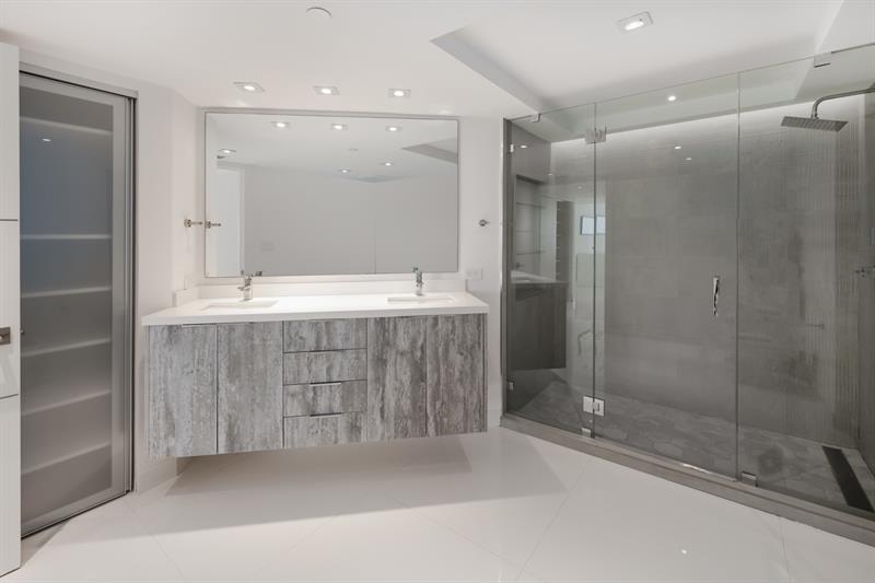 Image 24 of 45 For 5757 Collins Ave  1805