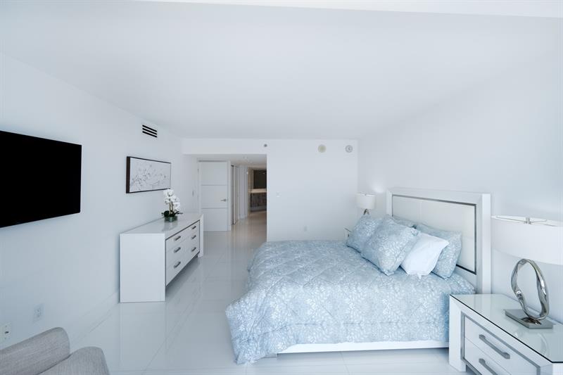 Image 26 of 45 For 5757 Collins Ave  1805