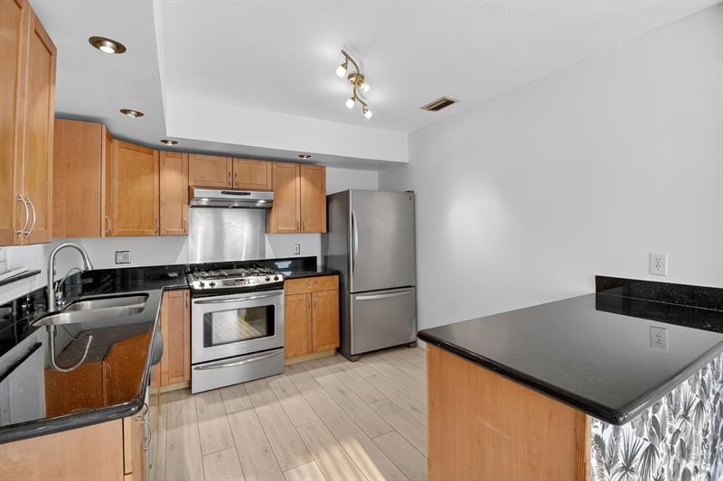 Image 6 of 33 For 1606 15th Av  1606