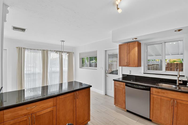Image 7 of 33 For 1606 15th Av  1606
