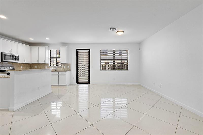 Image 11 of 73 For 9572 Town Parc Circle North