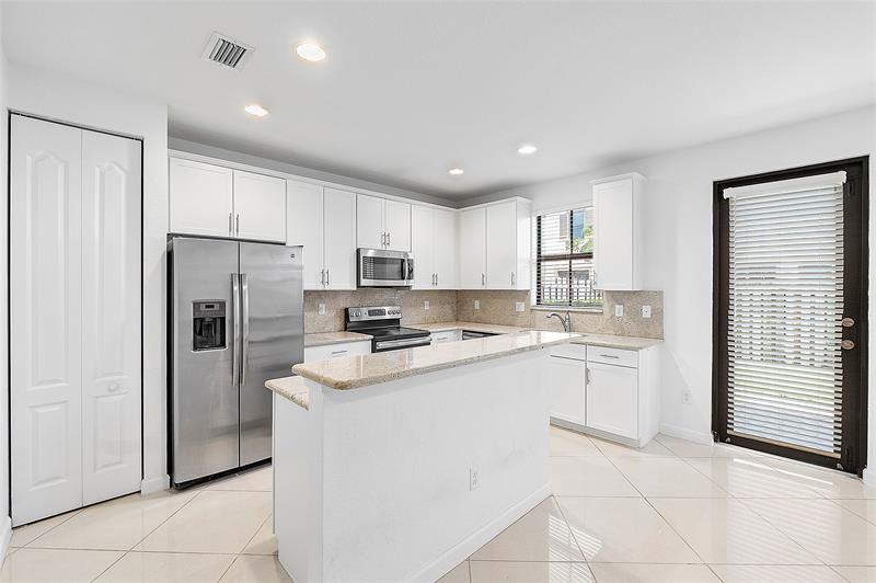 Image 15 of 73 For 9572 Town Parc Circle North