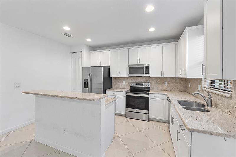 Image 16 of 73 For 9572 Town Parc Circle North