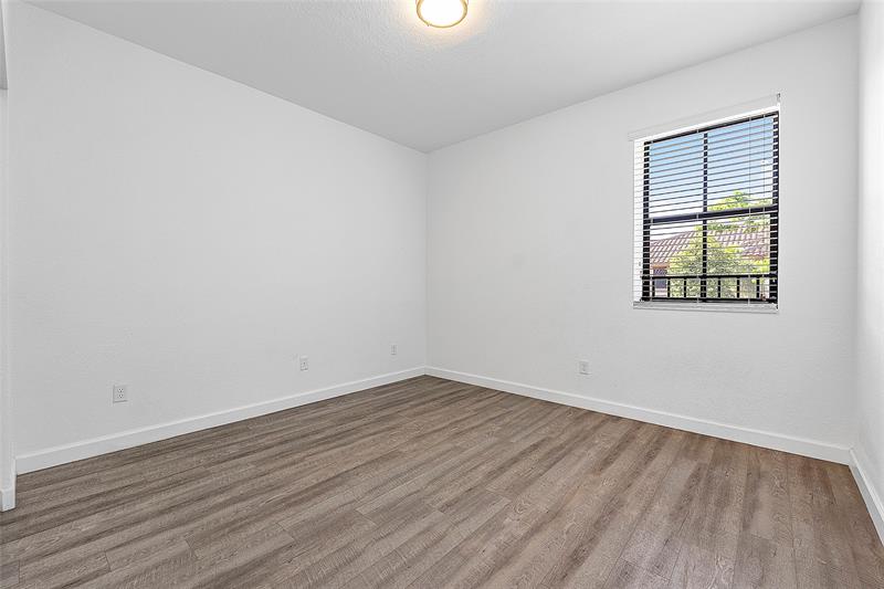 Image 21 of 73 For 9572 Town Parc Circle North