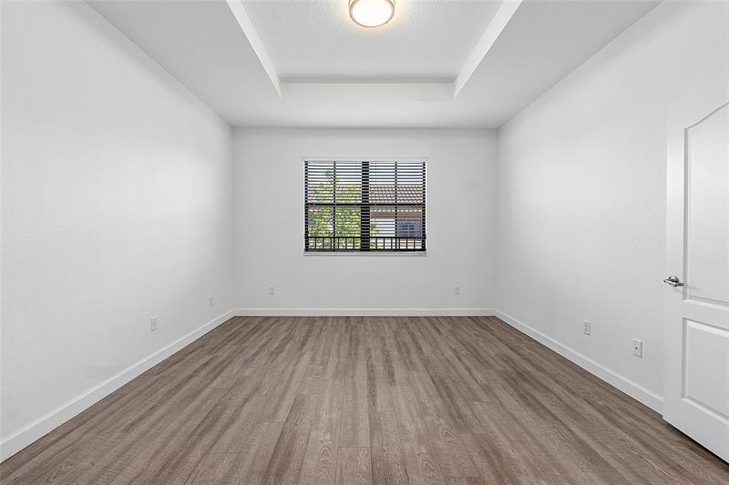 Image 25 of 73 For 9572 Town Parc Circle North