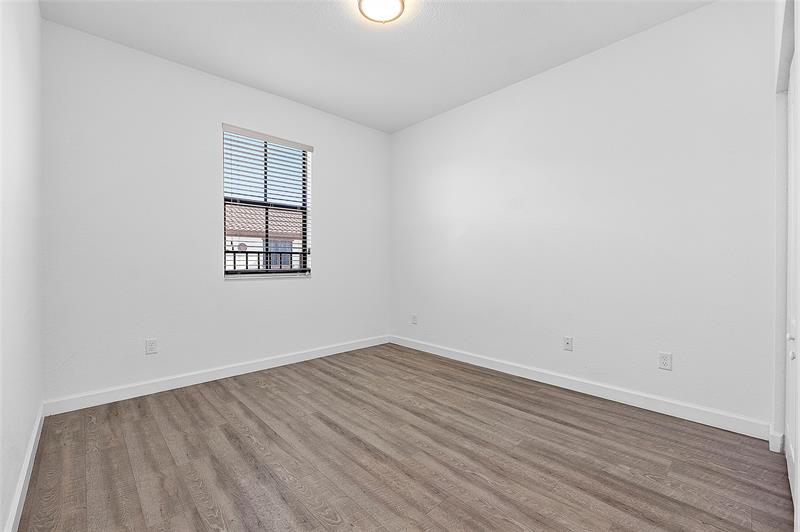 Image 30 of 73 For 9572 Town Parc Circle North