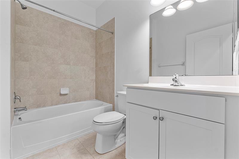 Image 31 of 73 For 9572 Town Parc Circle North