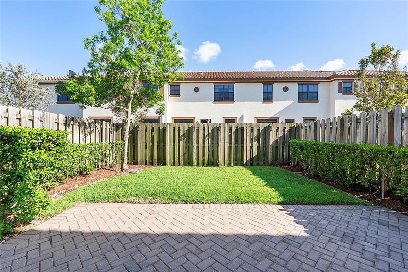 Image 36 of 73 For 9572 Town Parc Circle North