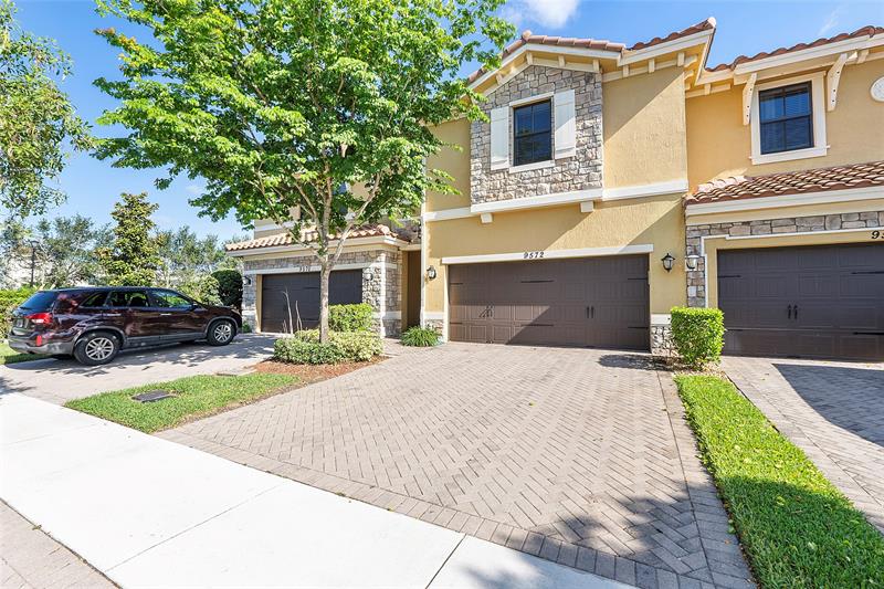 Image 4 of 73 For 9572 Town Parc Circle North