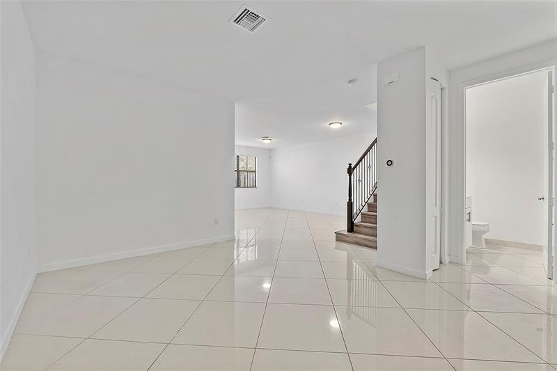 Image 6 of 73 For 9572 Town Parc Circle North