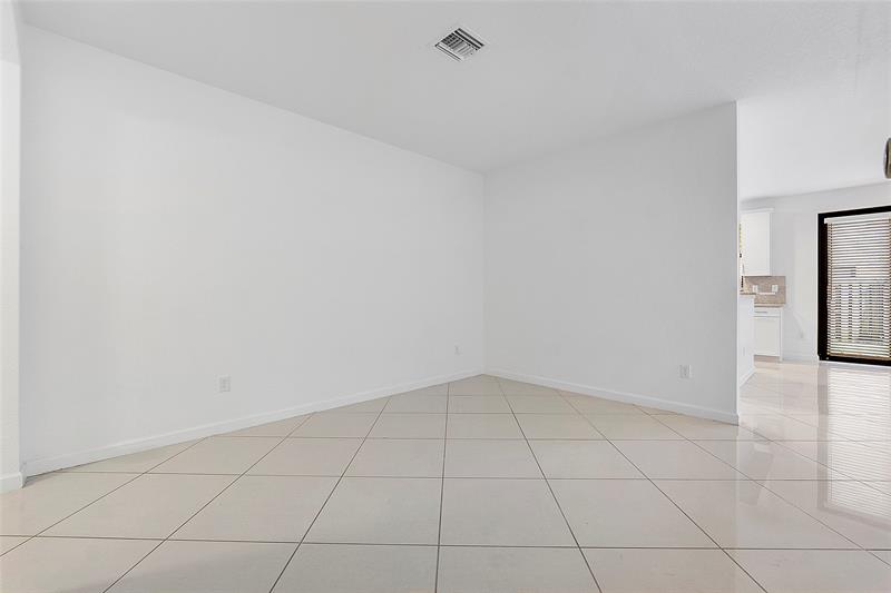 Image 7 of 73 For 9572 Town Parc Circle North