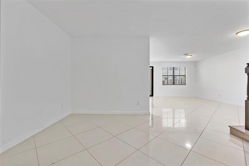 Image 8 of 73 For 9572 Town Parc Circle North