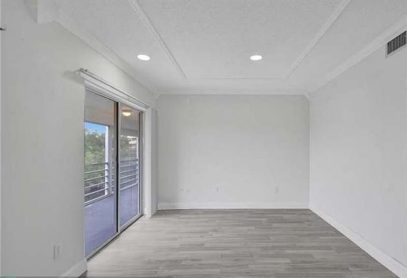 Image 10 of 15 For 4131 Unit#302 Stirling Rd