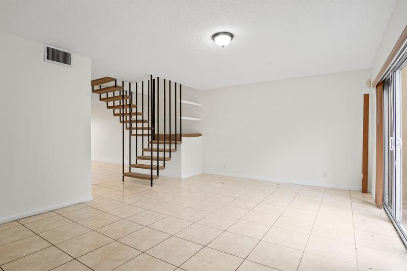 Image 11 of 27 For 6252 Highland Ct  6252