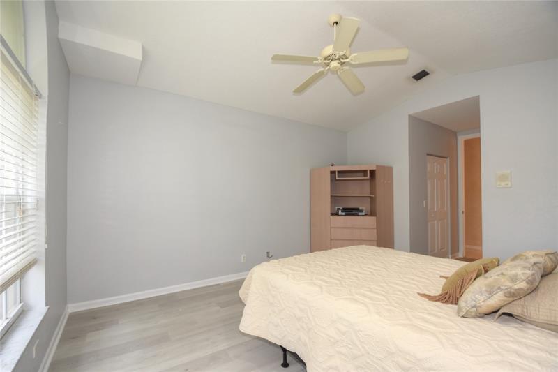 Image 34 of 59 For 10254 Utopia Cir W