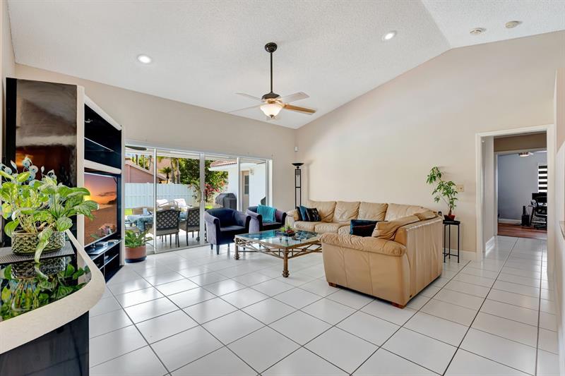 Image 10 of 39 For 9955 52nd St