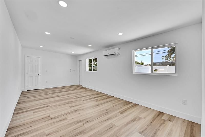 Image 17 of 39 For 232 9th Ct  