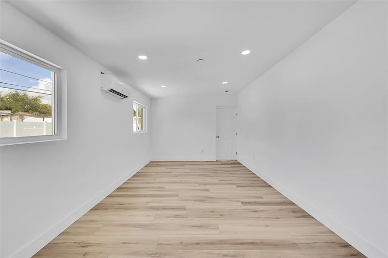 Image 18 of 39 For 232 9th Ct  
