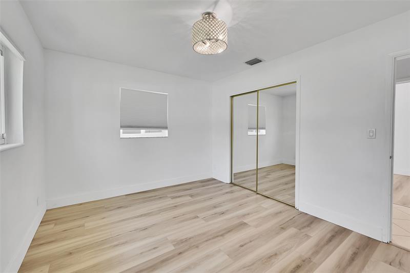 Image 23 of 39 For 232 9th Ct  