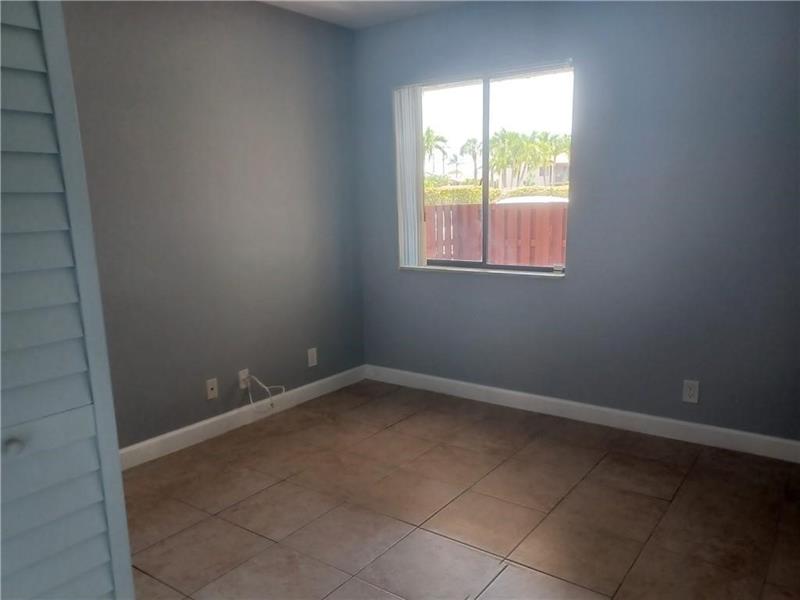 Image 15 of 20 For 8021 Southgate Blvd  G4
