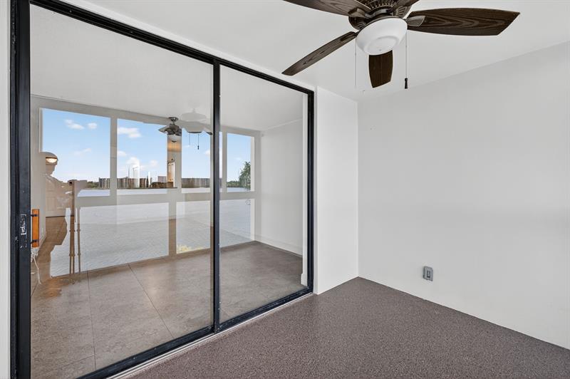 Image 10 of 51 For 115 Lake Emerald Dr  403