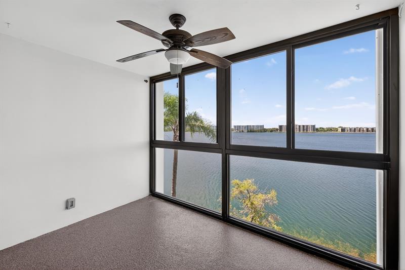 Image 12 of 51 For 115 Lake Emerald Dr  403