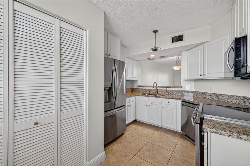 Image 13 of 51 For 115 Lake Emerald Dr  403