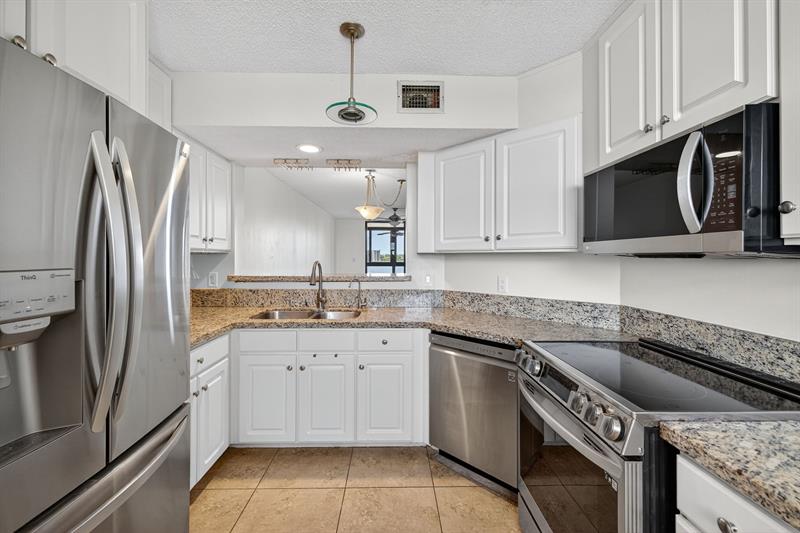 Image 14 of 51 For 115 Lake Emerald Dr  403