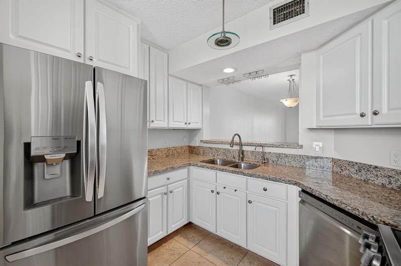 Image 15 of 51 For 115 Lake Emerald Dr  403