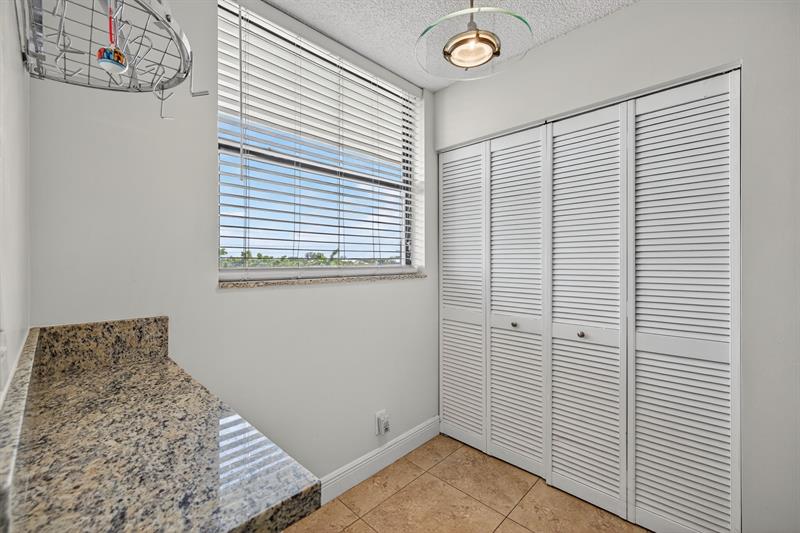 Image 18 of 51 For 115 Lake Emerald Dr  403