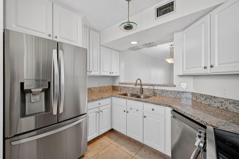 Image 19 of 51 For 115 Lake Emerald Dr  403