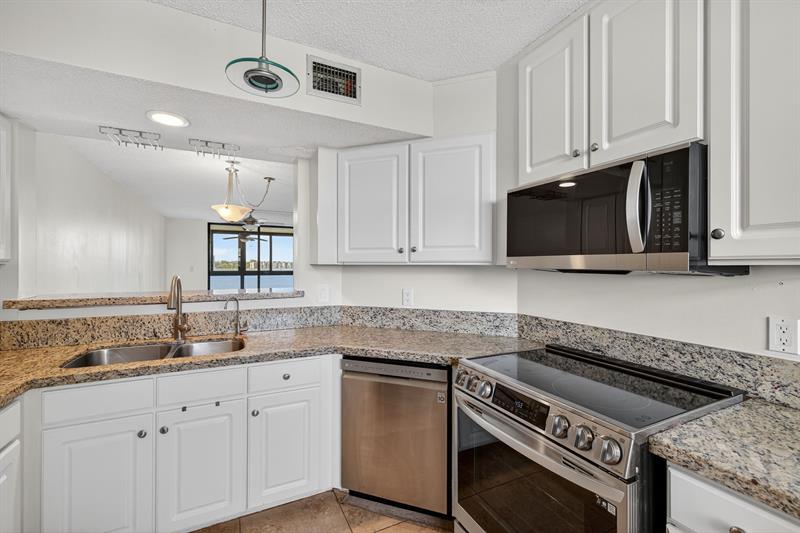 Image 20 of 51 For 115 Lake Emerald Dr  403