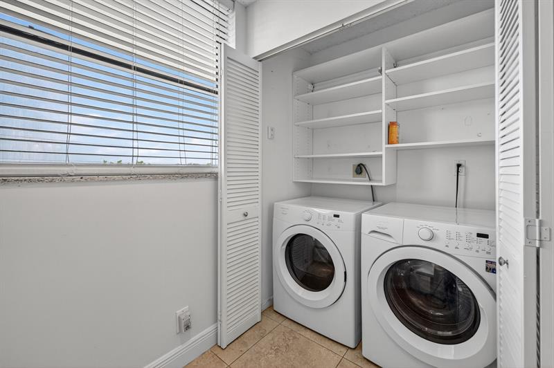 Image 21 of 51 For 115 Lake Emerald Dr  403