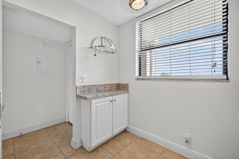 Image 22 of 51 For 115 Lake Emerald Dr  403