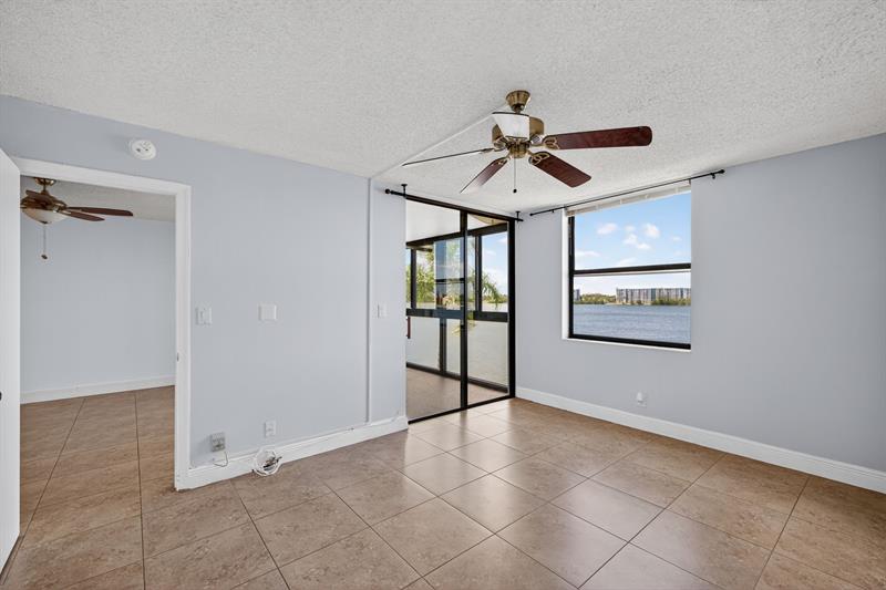 Image 27 of 51 For 115 Lake Emerald Dr  403