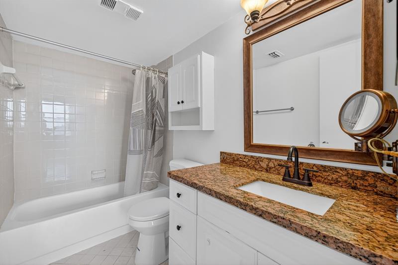 Image 29 of 51 For 115 Lake Emerald Dr  403