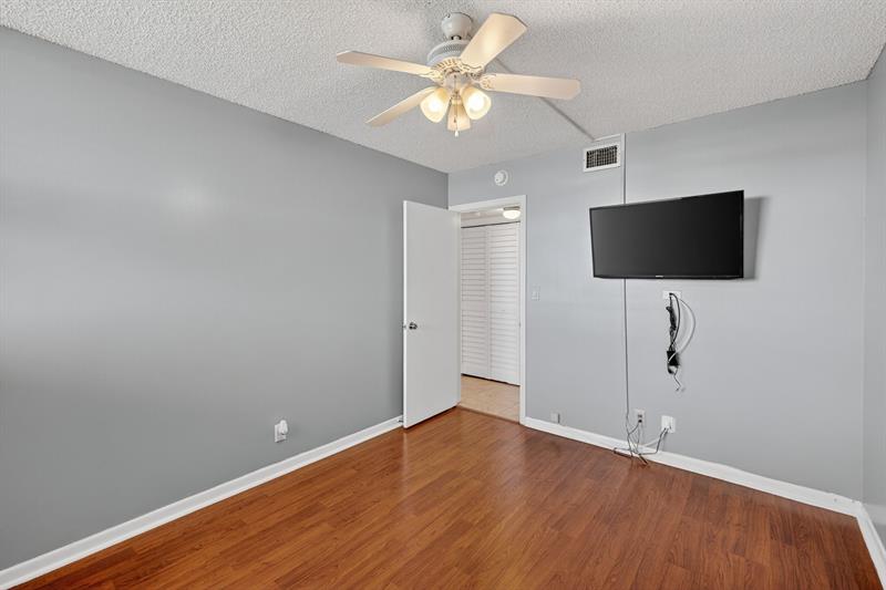 Image 32 of 51 For 115 Lake Emerald Dr  403